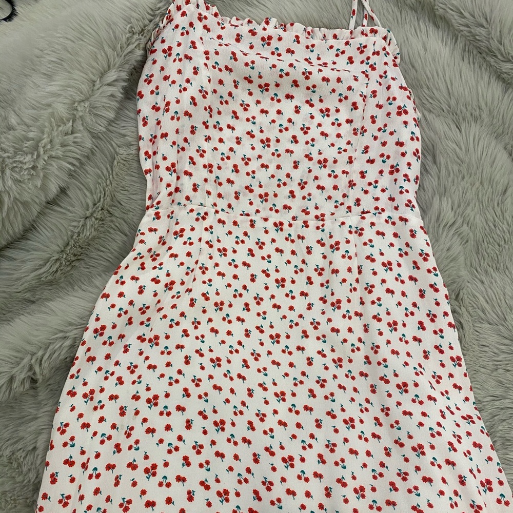 red/ white floral mini dress! 🌹